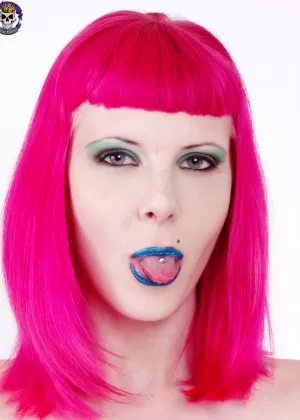 Сексуальная рыжеволосая любительница Саша Зима встает на колени, чтобы раздвинуться в чулках