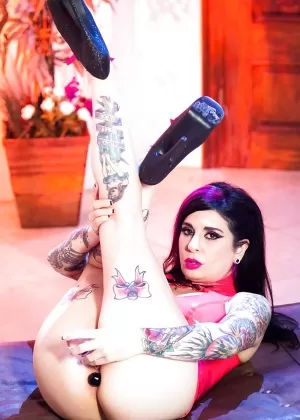 Сексуальная красотка Анита Хенгер в очках с большими сиськами раздвигает свою задницу