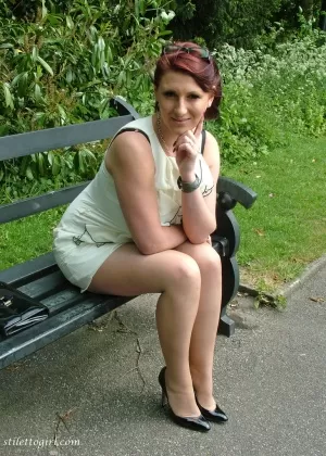 Похабная зрелая женщина в черных рваных колготках сверкает сиськами на пикнике