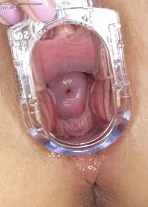 Латиноамериканка Рене Перес растягивает свое розовое влагалище во время мастурбации