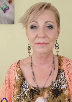 Возбужденная бабуля раздвигает ноги, чтобы помастурбировать свою горячую старую киску пальцем