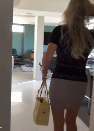 Полностью одетая зрелая бомба обнажает свои большие сиськи, прикрытые сексуальным лифчиком