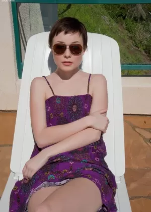 Красотка Зои Восс загорает голышом, прикрывая свое хорошенькое личико от солнца