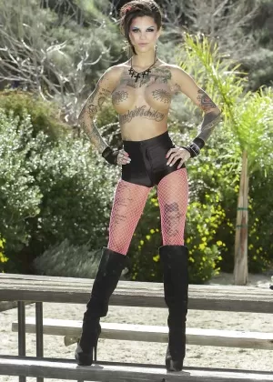 Хельга трахает свою подругу, используя различные игрушки и приспособления для бондажа