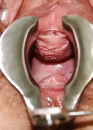 Непослушная зрелая медсестра набивает свою пизду большим дилдо и гинекологическими штучками