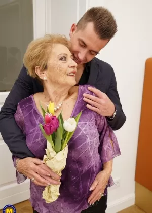 Белокурая бабуля Джейми Фостер соблазняет своего осиротевшего внука, читая ему