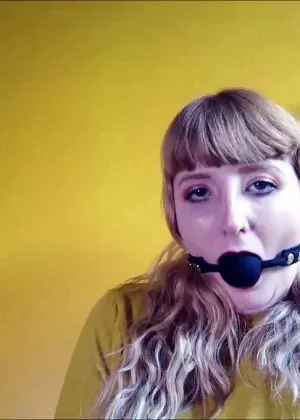 Обнаженная девушка Электра Рейн обнаруживает, что ей завязали глаза, когда ее использовали в качестве рабыни