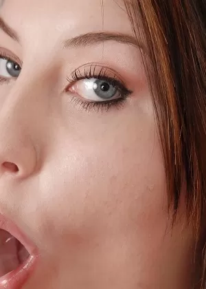 Одетая в нейлон Евро красотка Келли Кей снимает гудки порнозвезды, прежде чем поиграться с пиздой