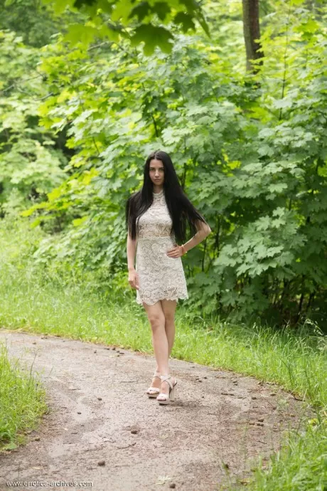 Вероника Снежна раздевается догола у лесн