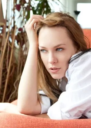 Симпатичная молоденькая Блю Энджел теребит пальцами свою идеальную киску на тканевом диване