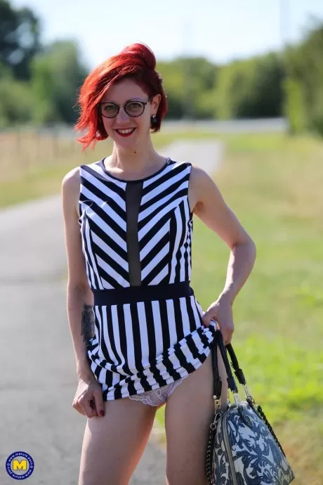 Рыжеволосая любительница занимается сексом с двумя парнями после того, как обнажилась во время путешествия а 3