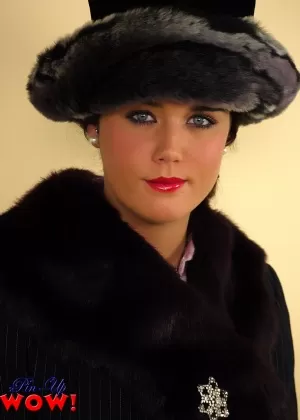 Полностью одетая девушка в стиле пинап Марисса снимает кружевное белье в горячем винтажном порно