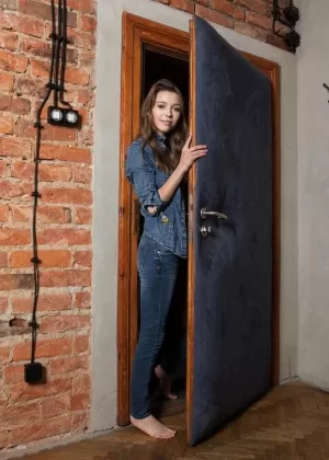 Молодая соло девушка Mia I держит свои красивые сиськи, показывая свою лысую вагину