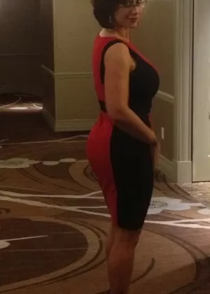 Откровенные снимки сексуальной милфы Евы Нотти, посещающей XXX-конференцию