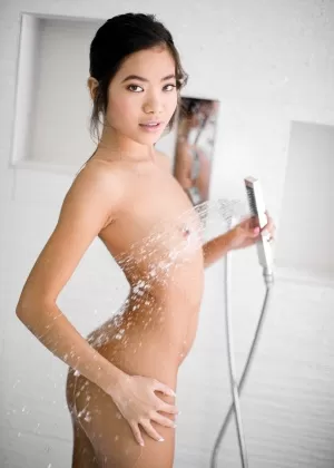 Горячая брюнетка Тиффани Тайлер показывает свое великолепное тело, принимая ванну с пеной