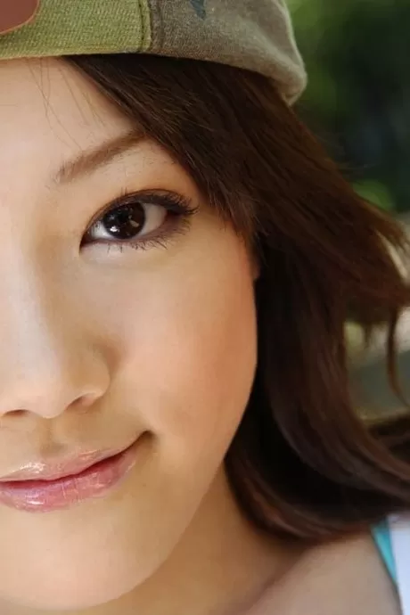 Красивая японская девушка Май Китамура стоит голая после медленного раздевания