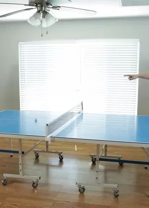 Британская милфа Кори Чейз соблазняет парня, надев свои красивые чулки и чулки