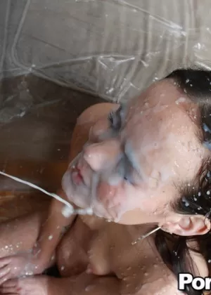 Young spinner gets her face covered in sperm after sucking on a BBC