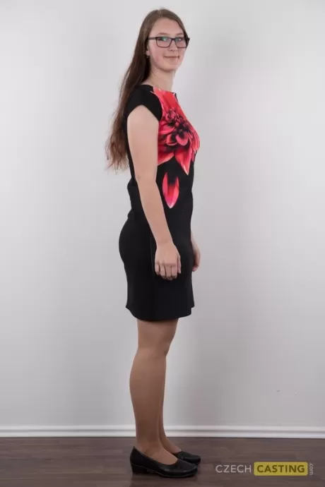 Занудная подросток Катерина стоит обнаженная настолько, насколько это возможно, если не считать ее очков в обнаже 3