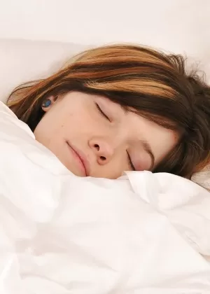 Миниатюрная красотка с задорными сиськами снимает трусики и теребит свою щелочку