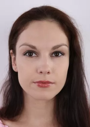 Любительская модель Ева стоит полностью одетая, прежде чем снять всю свою одежду