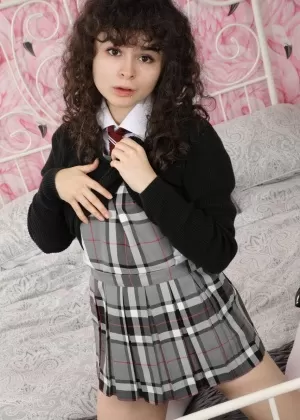 Рыжеволосая школьница в очках и униформе Долли Литтл делает минет