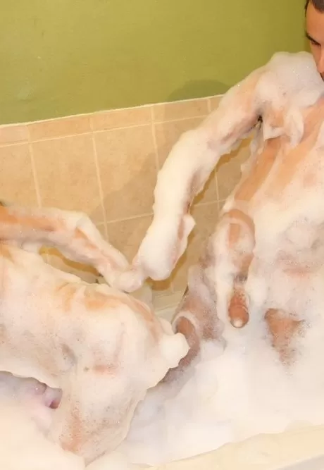 Азиатская массажистка Кэндис делает мыльный массаж голышом