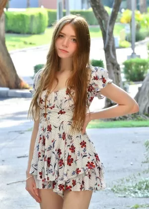 Любительская модель Майра раздевается до туфель на высоких каблуках на общественной стоянке