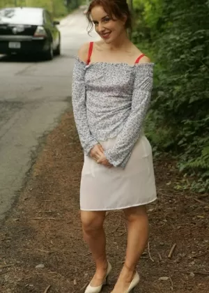 Толстая британка раздевается догола в парке в черте города