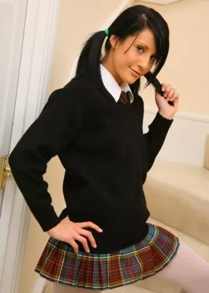 Молодая школьница Меган Рейн встает на колени, чтобы сделать минет своему учителю