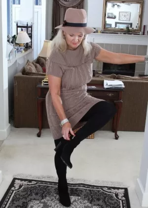 Зрелая женщина впервые полностью раздевается на плетеном стуле