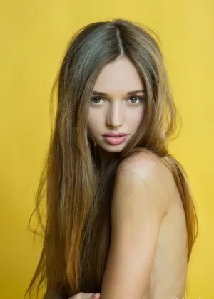 Худенькая подросток Штеффи демонстрирует свою гибкость во время моделирования полностью обнаженной