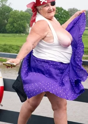 Богиня Алексис снимает свое прозрачное черное белье и сексуальные трусики