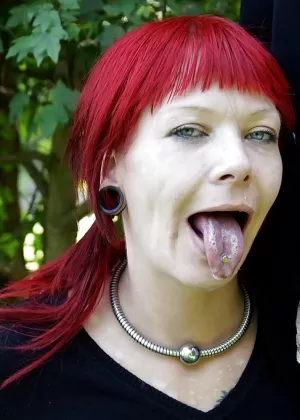 Молодая шлюха Эшли Адамс кончает на лицо в общественном магазине