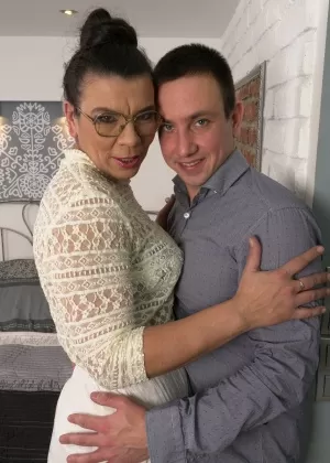 Уродливая старая домохозяйка получает член игрушечного мальчика в свою волосатую киску