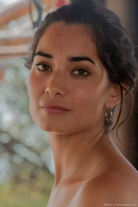 Любительская девушка с сочной попкой демонстрирует свой куст с поднятыми волосами