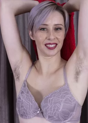 Опытная пожилая леди Франческа раздвигает волосатую вагину крупным планом