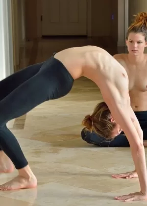 Гибкие близнецы снимают штаны для йоги, чтобы вместе позировать обнаженными