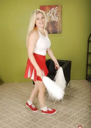 Пиздатая болельщица обливается спермой после страстного секса втроем с ФММ