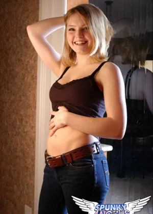 Замечательная любительская блондинка Даниэль сидит на стуле и показывает свою сексуальную попку