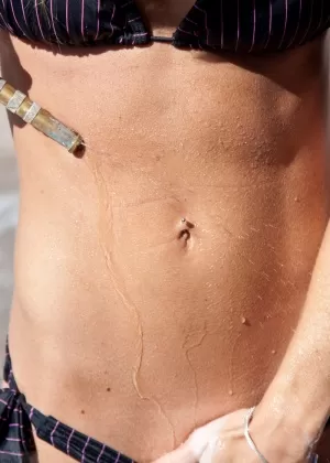 Французская милфа Мишель снимает лифчик и трусики в душе