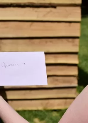 Грудастая рыжеволосая Кристи Маркс позирует на открытом воздухе в джинсовой мини-юбке и белой рубашке