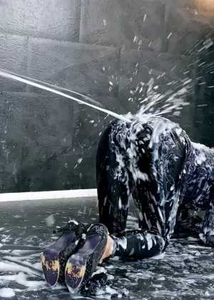 Блондинка Кейт Ингленд мастурбирует в нижнем белье, дроча член