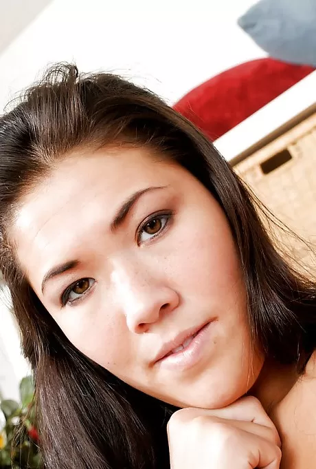 Крупные планы грудастой азиатки-любительницы Лондон Кис, обнажающей проколотые соски