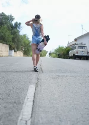 Миниатюрный ангелочек раскрывает свои задорные сиськи, прежде чем показать свою татуированную задницу