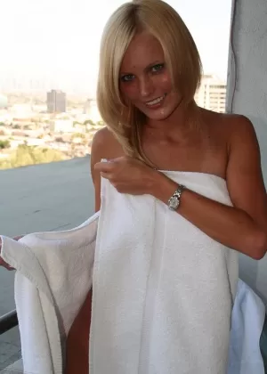 Голубоглазая блондинка Ханна обнажает свои большие сиськи, прежде чем показать свою розовую пизду