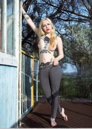 Tattooed blonde girl Shirley Manson strips  spreads her pussy lips outside