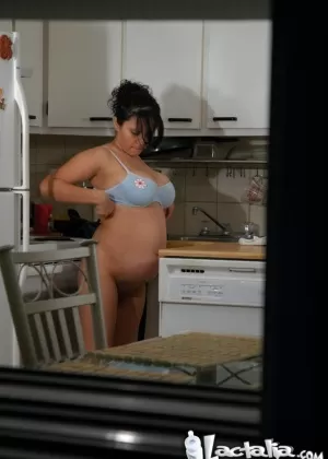 Рыжеволосая порнозвезда Джорджия Пич демонстрирует свой беременный живот