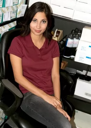 Латиноамериканка-новичок Джейд Янцен демонстрирует свою татуированную задницу, когда раздевается