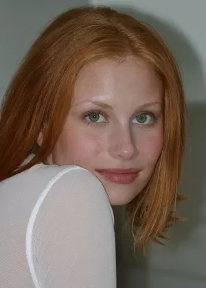 Рыжеволосая любительница Аня демонстрирует свою бритую вагину в черном колье и туфлях на каблуках